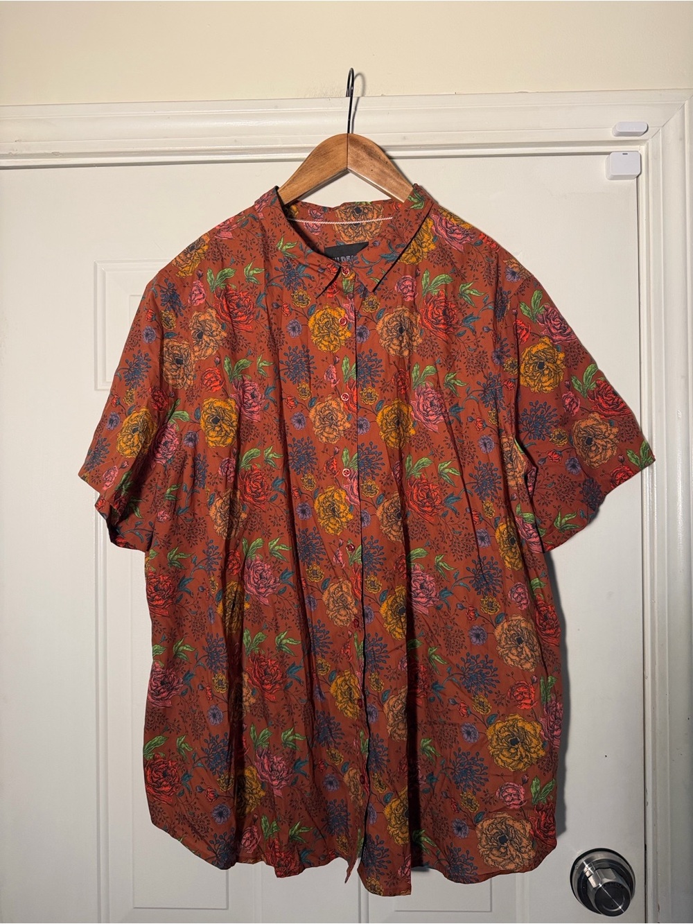 Wildfang Men's Short-Sleeve Button-Down Shirt in Rust Floral. 4X